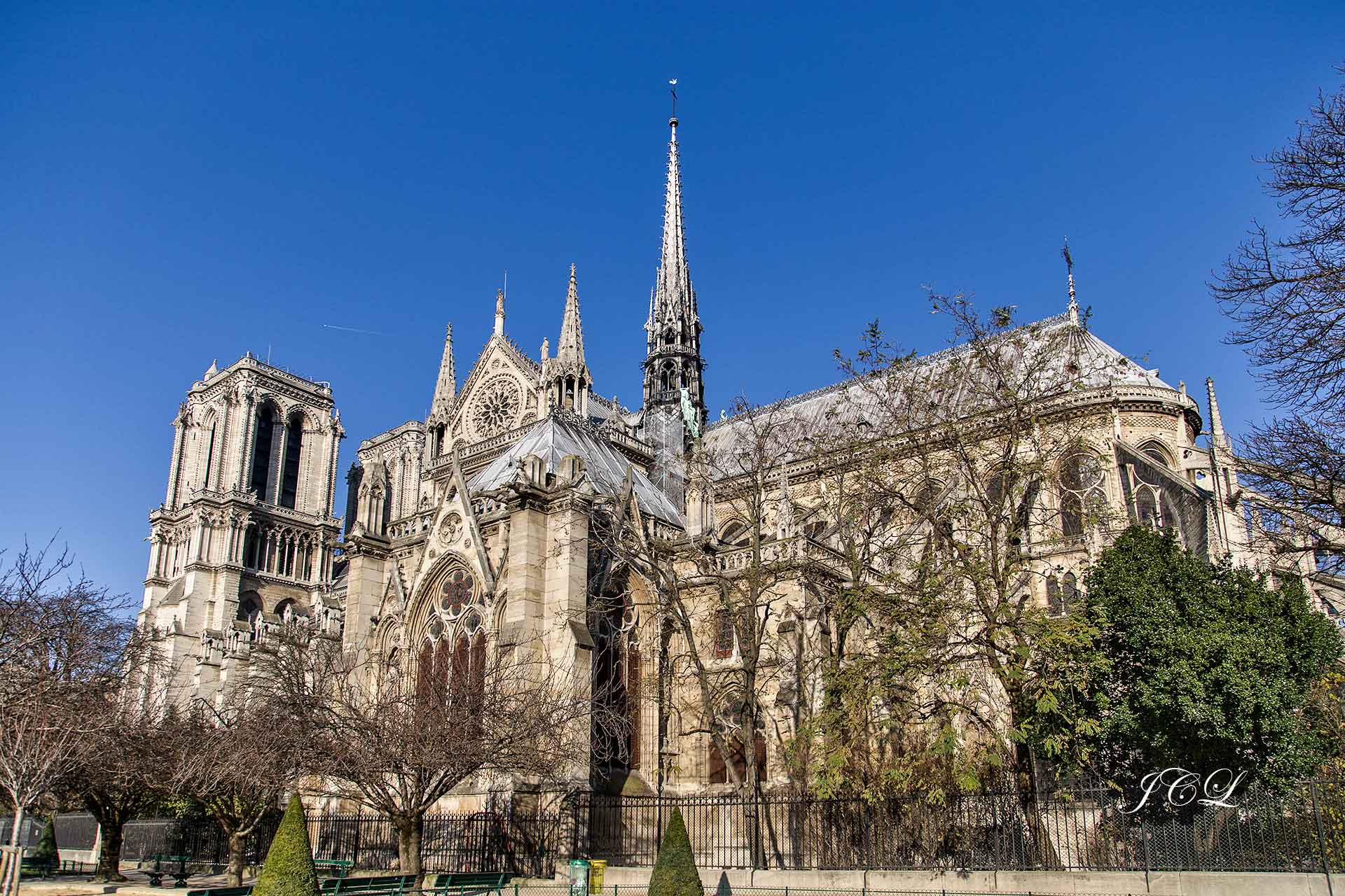 Visite de la Cathédrale Notre-Dame de Paris l'hiver. Promenade sur les Quais de Seine de l'Ile de la Cité.